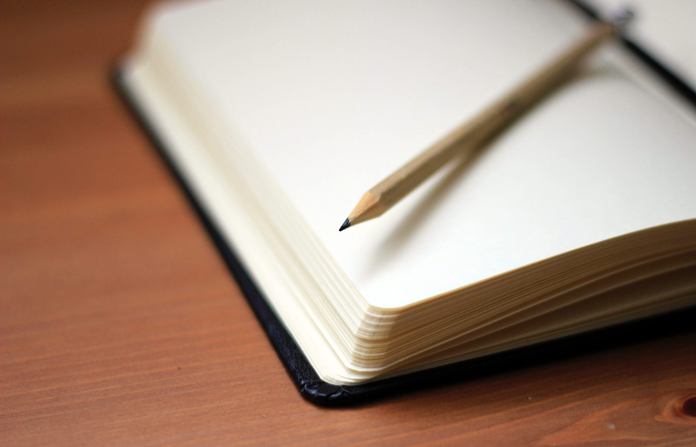 Cahier de notes et crayon sur un plan de travail