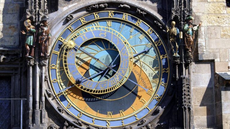 Les zodiaques sculptés des portails, et ce qu’ils comptent